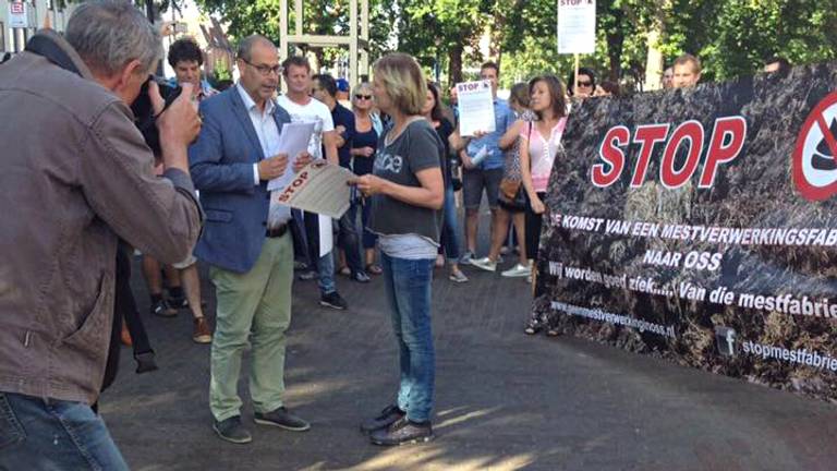 Inwoners van Oss protesteren tegen de komst van een mestfabriek (foto: Stop Mestfabriek Oss/Facebook)