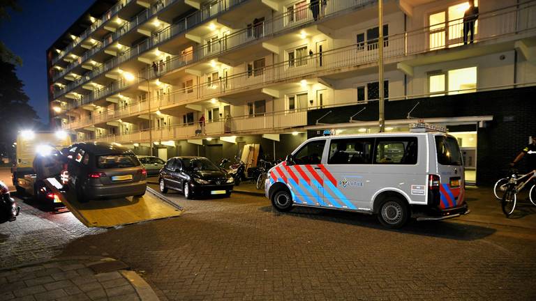 Auto weggetakeld op de Bartokstraat. (Foto: Jack Brekelmans)