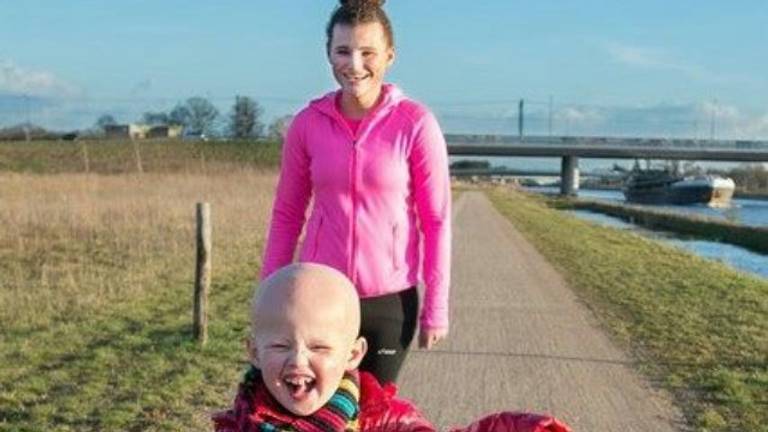 Merel samen met Jenske zonder rolstoel