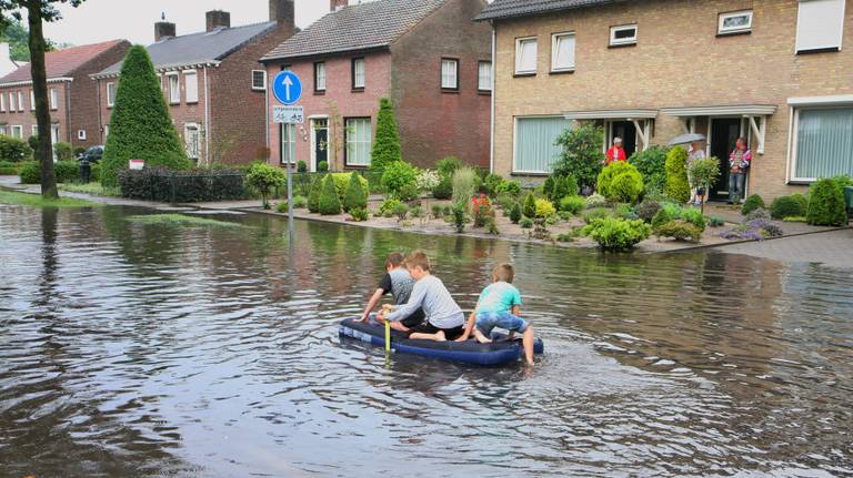 Een man die op de Helmondseweg in Deurne woont heeft zandzakken voor de deur gelegd