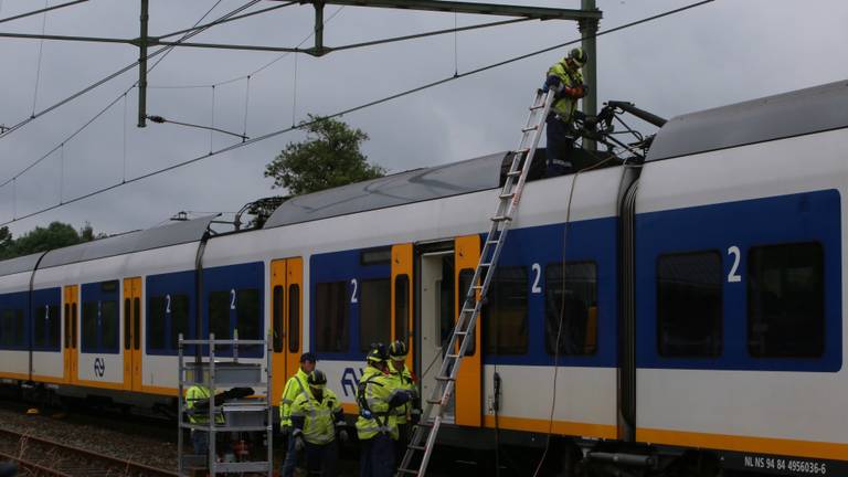 Reparatiewerkzaamheden aan de bovenleiding bij Heeze (foto: Hans van Hamerveld).