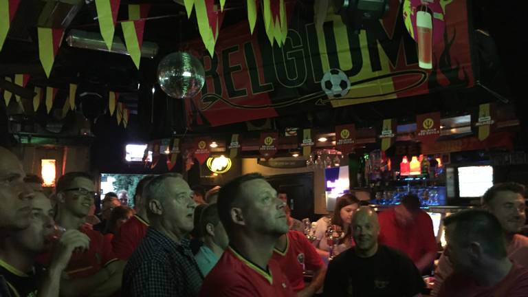 Belgen en Brabanders juichen samen voor België in Baarle-Hertog 