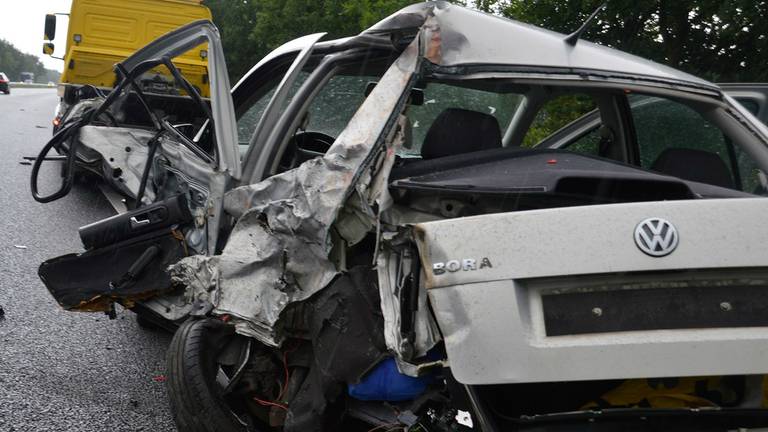 Er is weinig over van de personenwagen (foto: Thijs Verleg/Heezeleende24). 