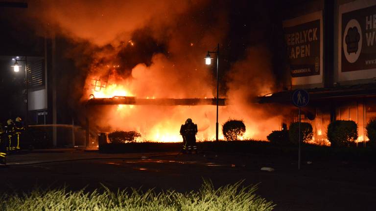 Broederschap Beeldhouwer wacht Grote brand op Woonboulevard XXL in Breda: vuur verwoest woonwinkel Sofa  Nova - Omroep Brabant