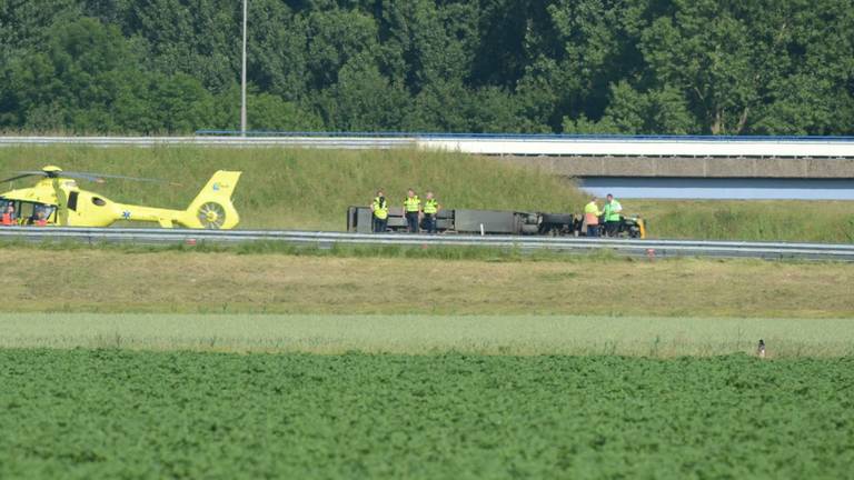 De traumahelikopter bij de gekantelde vrachtwagen (foto: Jeroen Stuve/Foto Stuve fotografie).