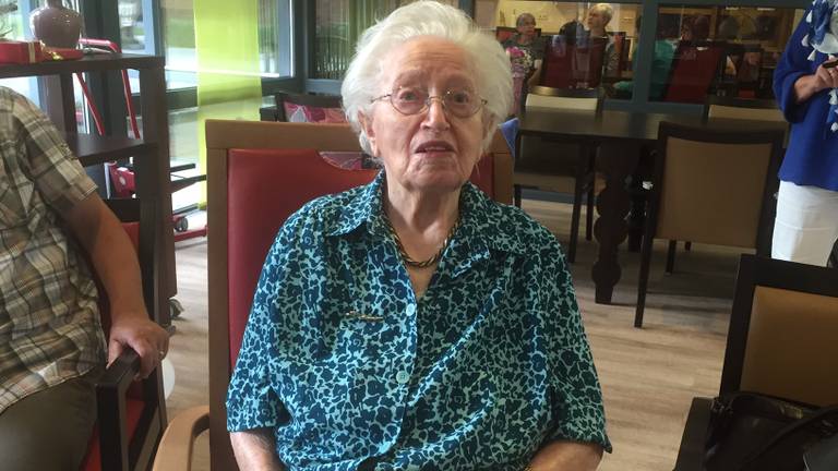 Mien op haar 107e verjaardag (Foto: Tonnie Vossen)