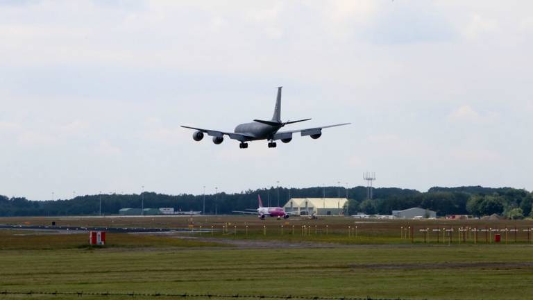 De Boeing landde veilig om halftwee op de Eindhovense vliegbasis. (Foto: Ginopress).