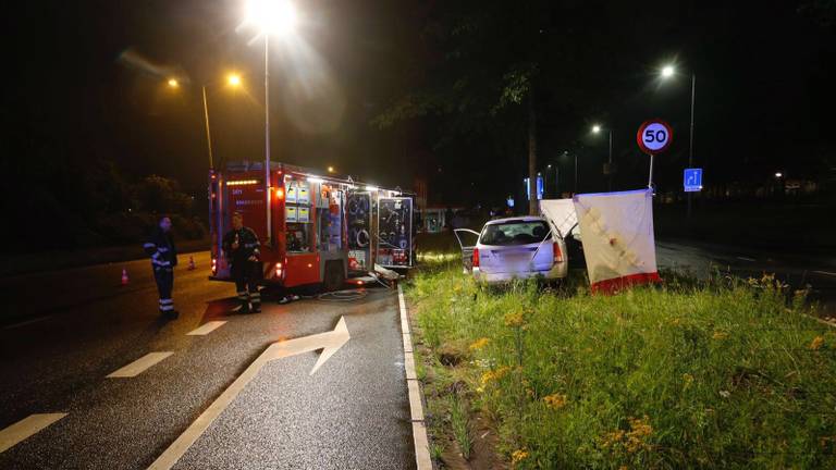 Het slachtoffer zat bekneld in de auto. (Foto: Martien van Dam)