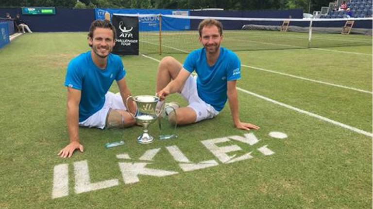 Matwé Middelkoop (rechts) blij met Wesley Koolhof. (Foto: Facebook Matwé Middelkoop)