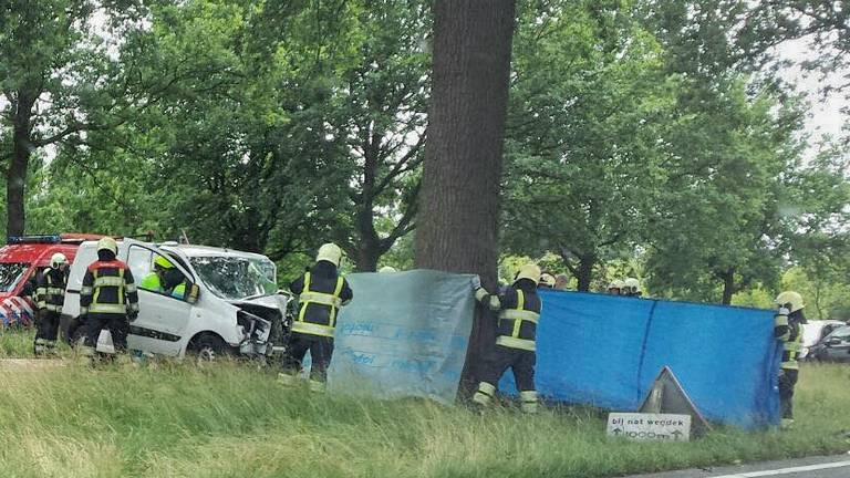 Brandweermannen schermen de plek van het ongeluk af. Foto: Toby de Kort