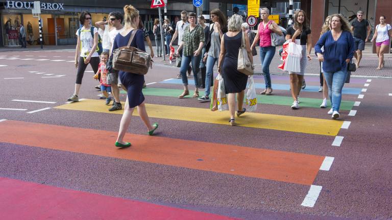 Regenboogzebrapad in Utrecht, maar ook Eindhoven moet er een krijgen. Foto: ANP