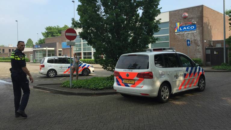 Politie ter plekke bij zwembad (foto: Bart Meesters / Meesters Multi Media) 