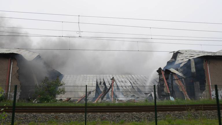 Het leegstaande pand in Etten-Leur brandt nog steeds