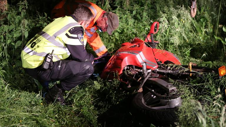 De motorrijder kwam bij het ongeluk om het leven. Foto: Remco de Ruijter