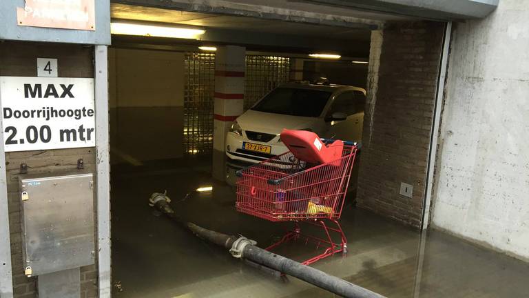 Supermarkt Boxmeer bedankt brandweermannen voor werk bij wateroverlast