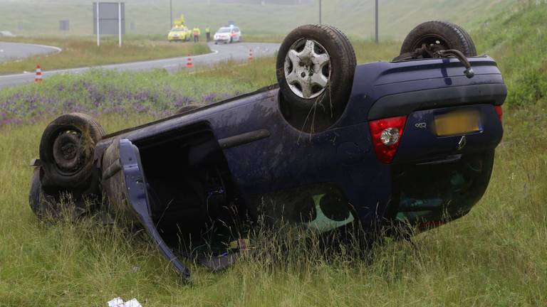 De auto sloeg na de botsing over de kop. (Foto: Gabor Heeres/SQ Vision).