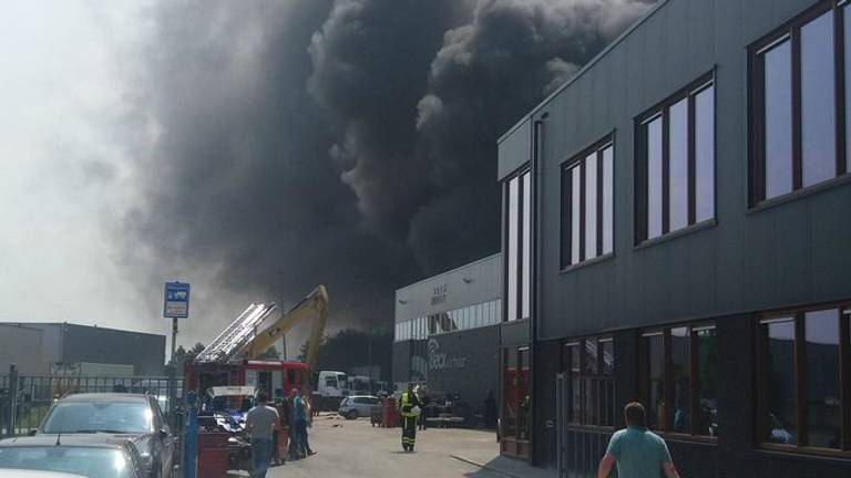 De brand zorgt voor heel wat rook (foto: Heniek Heijlen / Twitter) 