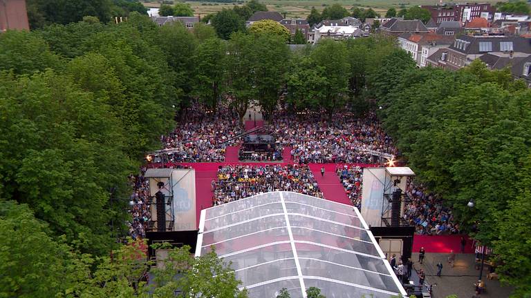 Een volgepakte Parade in Den Bosch voor de opera La Bohème
