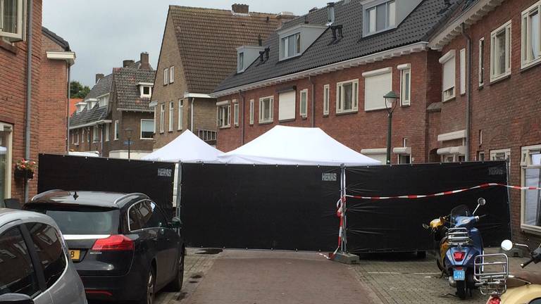 De Wilgenstraat in Den Bosch werd met schermen afgezet. (Archieffoto: Hans van Hamersveld)