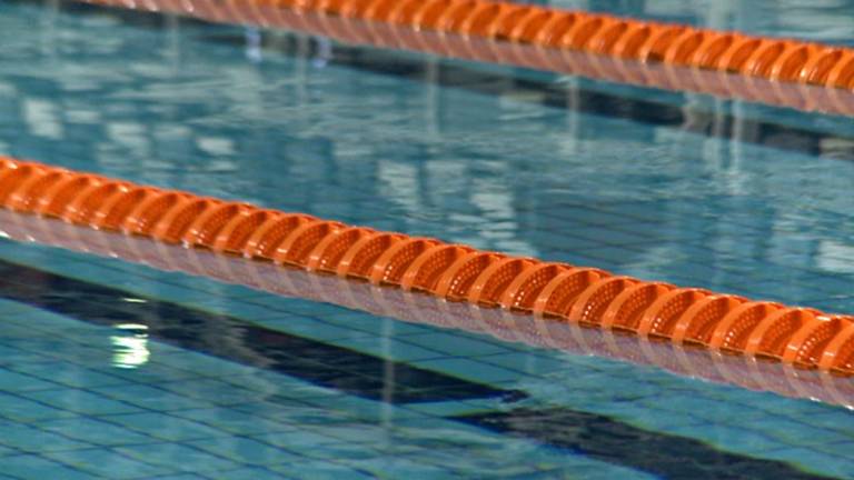 Gevaarlijk roestvrij staal moet weg uit overdekte zwembaden