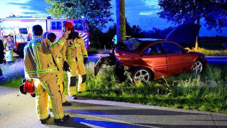 Auto tegen boom in De Rips (foto: SQ Vision)