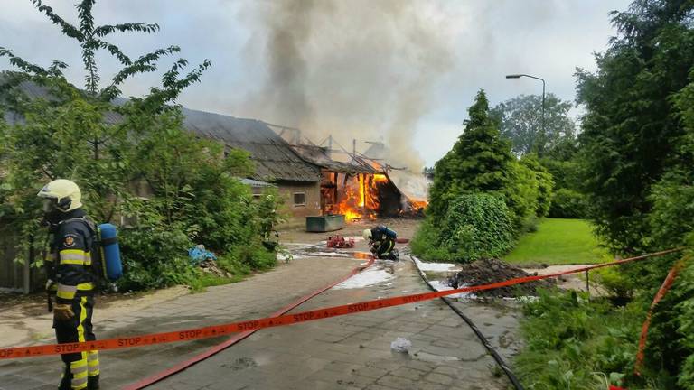 De loods waar de brand woedt, zou vol liggen met stro. (Foto: Jeroen Stuve/Stuve Fotografie)