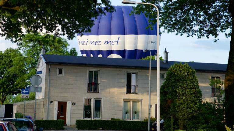 De luchtballon vlak boven de huizen in Tilburg. Foto: Freddie de Roeck