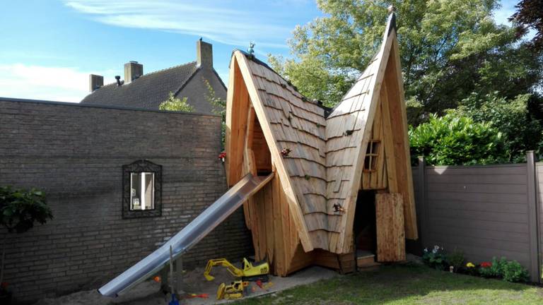 Federaal Achtervolging Pelagisch Vader Iwan bouwt droomspeelhuis in tuin voor 2-jarig zoontje - Omroep  Brabant