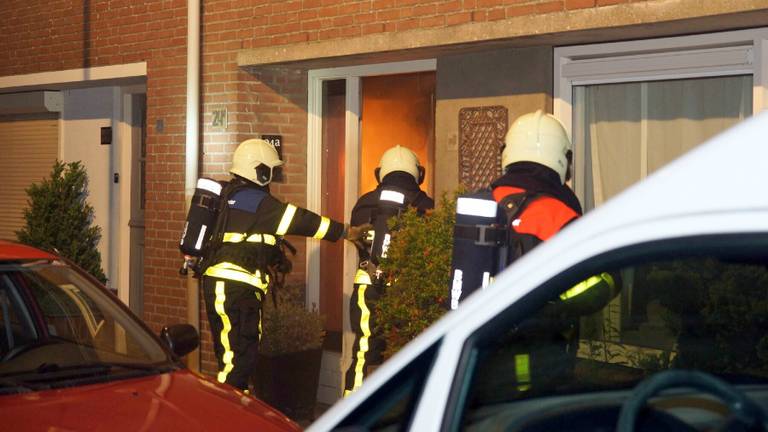 De brandweer moest de voordeur forceren.. (Foto: Martijn van Bijnen/FPMB)