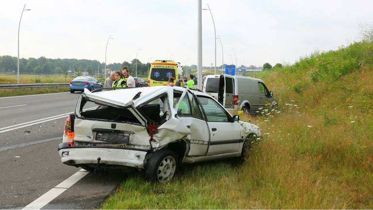 De auto raakte zwaar beschadigd. (Foto: Erik Haverhals/FPMB)