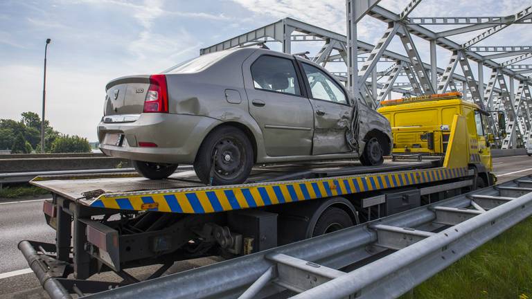 Een berger heeft de Belgische auto meegenomen. (Foto: Marcel van Dorst/SQ Vision)