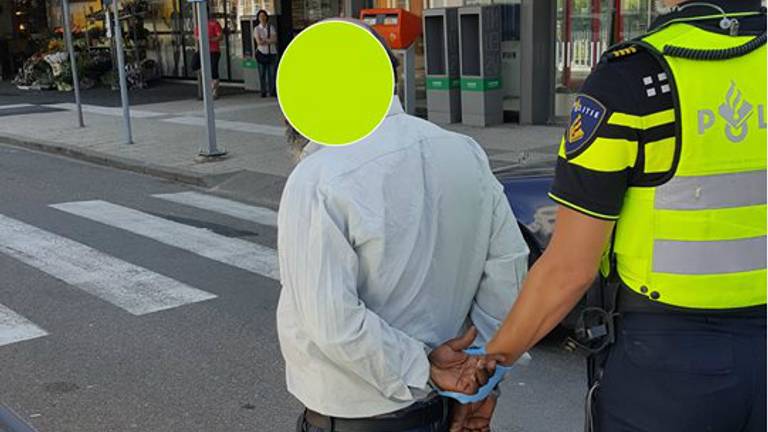 Zaterdag hield de politie de man ook al aan. (Foto: Facebook politie Bergen op Zoom)