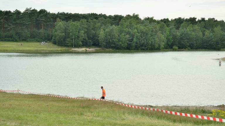 Deel receatiegebied 't Zand in Alphen wordt afgegraven na vondst glas in water en op strand