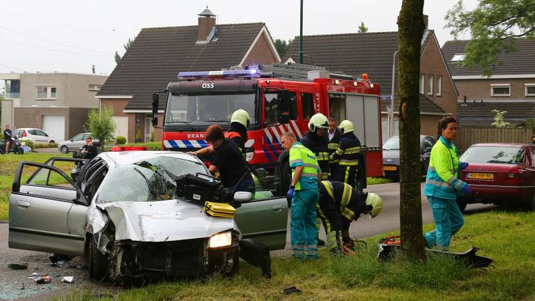 Automobilist richt flinke ravage aan in Oss. (foto: Charles Mallo/SQ Vision)