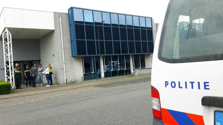 In het bedrijfsgebouw werd een 25-jarige Eindhovenaar aangehouden. (Foto: Arno van der Linden/SQ Vision)