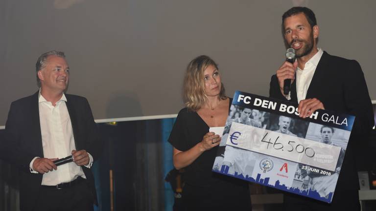 Ruud van Nistelrooy erg blij met cheque van €46.500 (Foto Henk van Esch)
