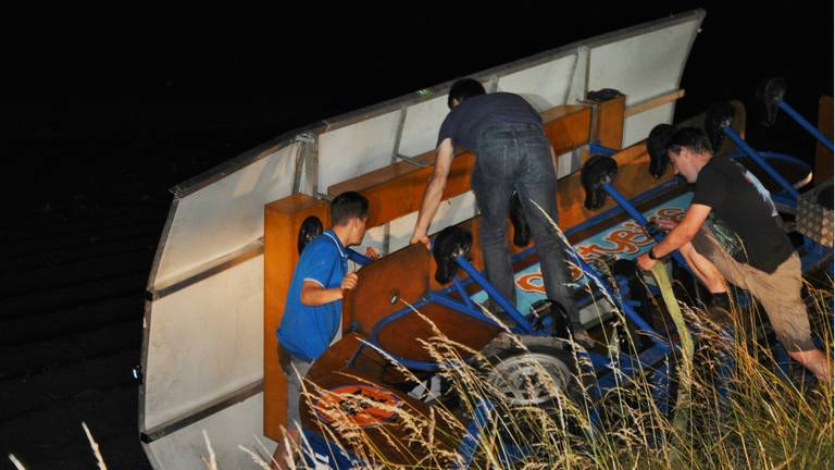 De passagiers kregen de bierfiets zelf niet overeind. (Foto: Harm van Leuken/SQ Vision)