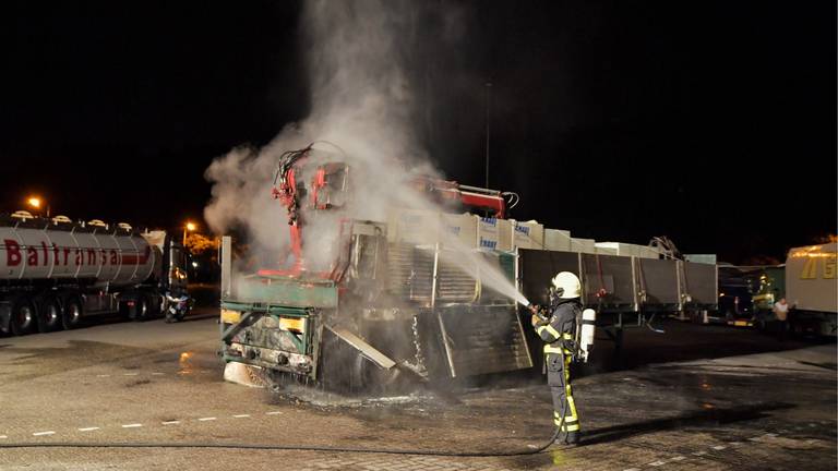 De brandweer bluste het vuur. (Foto: Jack Brekelmans/Persburo-BMS)