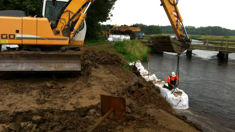 In Berlicum worden zandzakken in de Aa gelegd. (foto: Waterschap Aa en Maas)