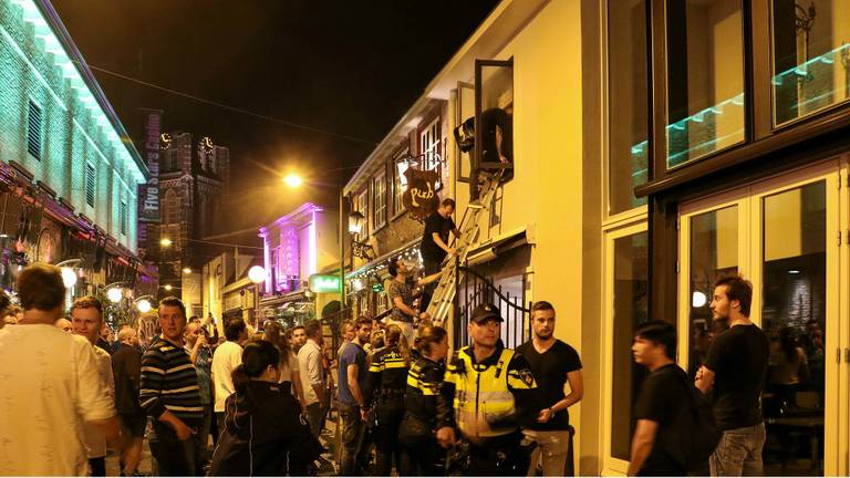 Veel publiek in de Klappeijstraat. (Foto: Mathijs Bertens/Stuve Fotografie)