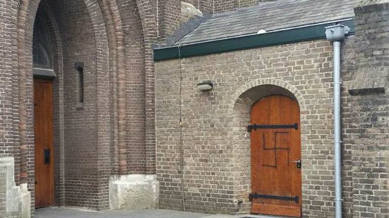 Het hakenkruis op de kerk in Mill (foto: Politie Cuijk)