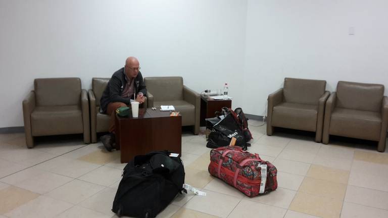 Jaap in de ruimte waar hij en Yvette bijna een dag moesten wachten (foto: Yvette Vreeker)