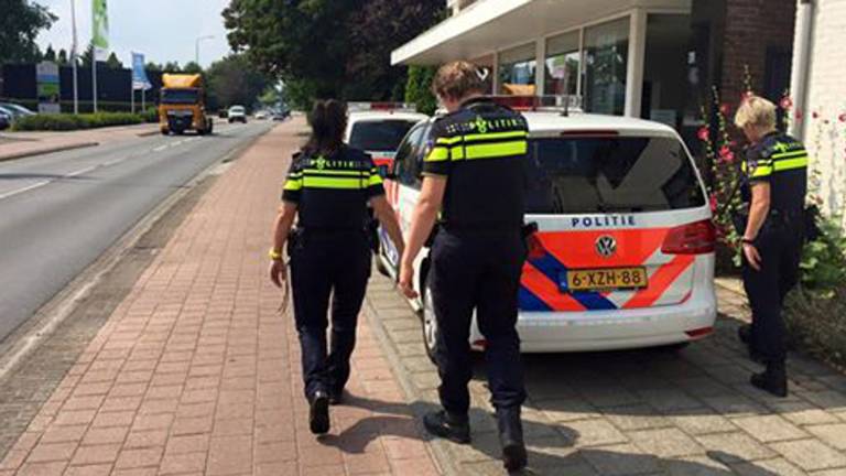 De politie 'op bezoek' in Geldrop (foto: Politie Geldrop-Mierlo, Nuenen, Son en Breugel / Facbook)