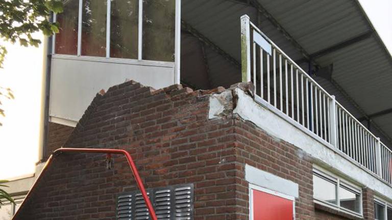 De gesloopte tribune in Roosendaal (foto: Rkvv Roosendaal / Facebook)