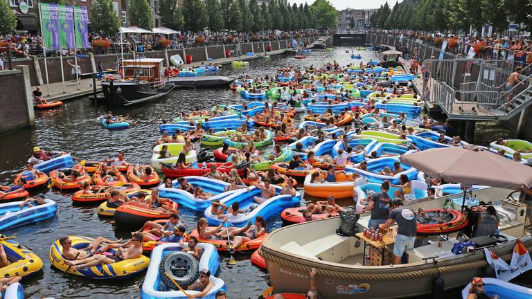 Lekker dobberen in de Bredase singels: als je maar drijft!