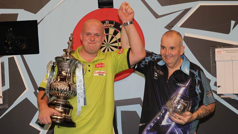 Michael van Gerwen met de beker (foto: Lawrence Lustig / PDC)