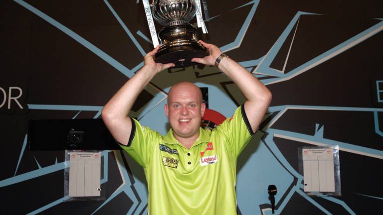 Michael van Gerwen wint de World Matchplay 2016. (foto: PDC)