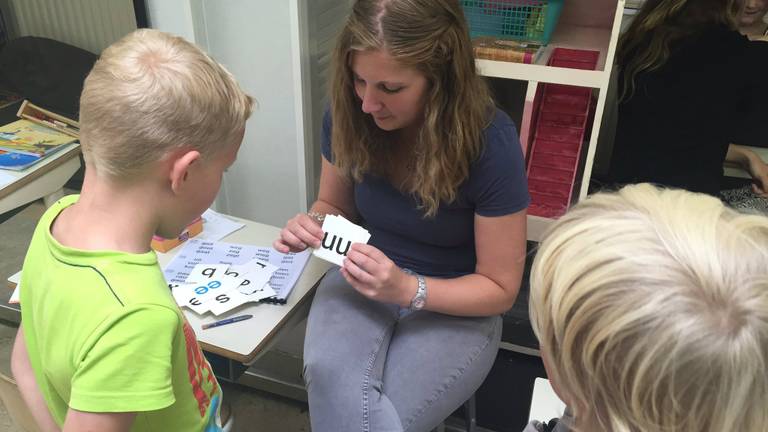 Kermiskinderen krijgen les in rijdende school