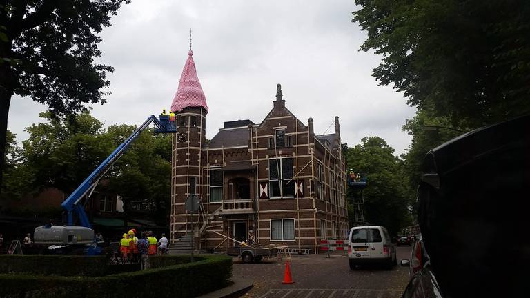 De klokkentoren van het raadhuis Oisterwijk is ingepakt (foto: Chantal Linschoten)