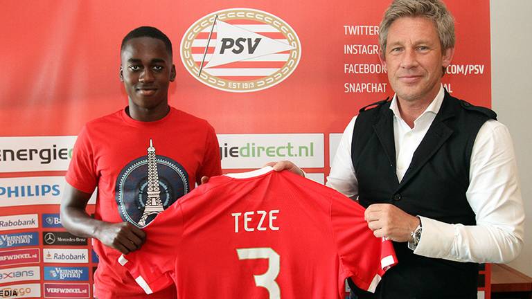 Jordan Teze tekent voor drie jaar bij PSV. 